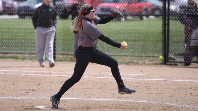 softball-advances-to-winner-s-bracket-with-win-over-fontbonne
