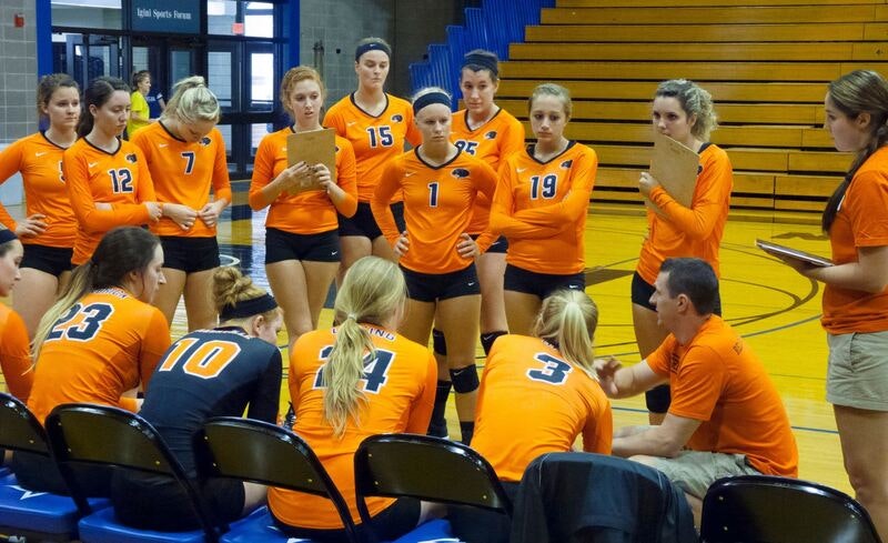 volleyball-splits-matches-at-millikin