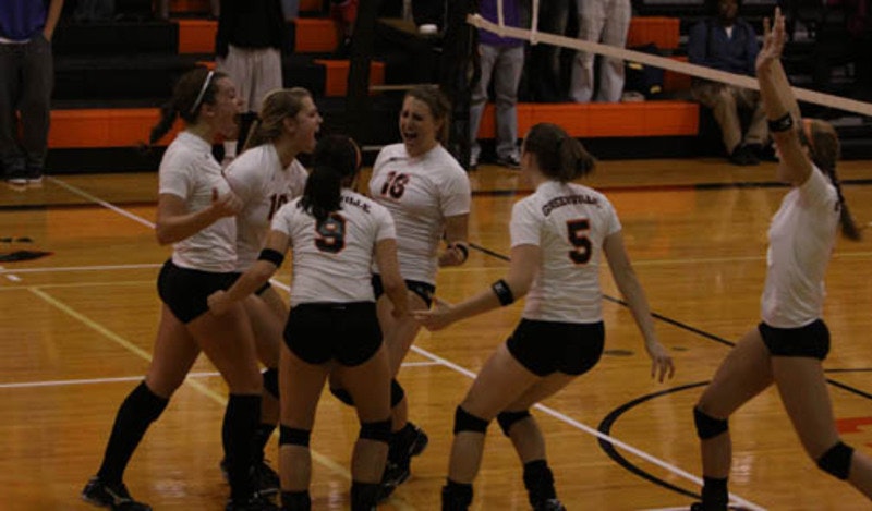 volleyball-sweeps-webster-in-three-sets-clinches-no-1-seed-in-sliac-tournament