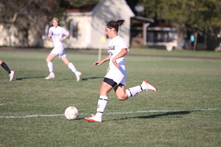 womens-soccer-advances-to-sliac-championship-with-61-win-over-fontbonne