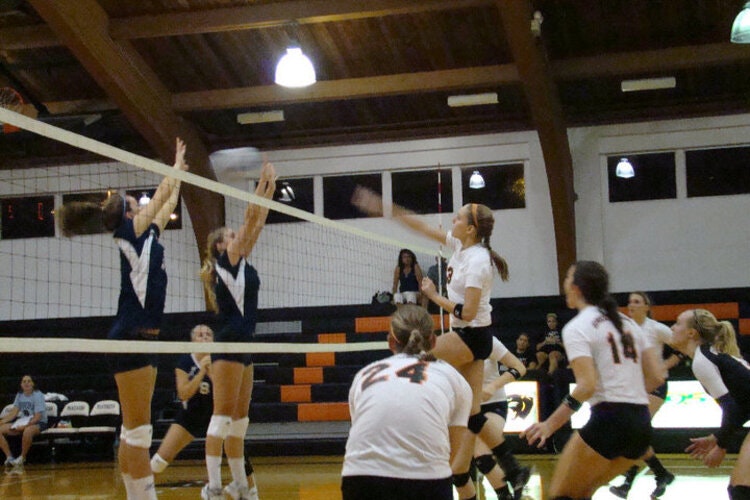 volleyball-drops-match-to-rose-hulman-03