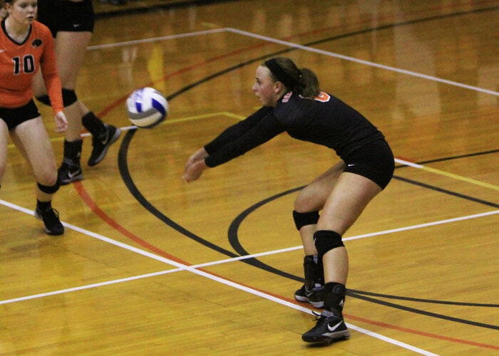 women-s-volleyball-rallies-to-defeat-lincoln-christian