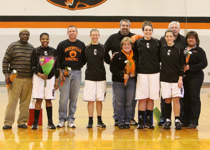 womens-basketball-sends-off-seniors-with-home-victory