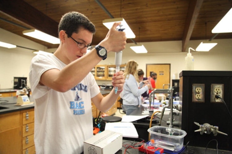 g-u-gives-undergrads-much-needed-research-experience-in-stem