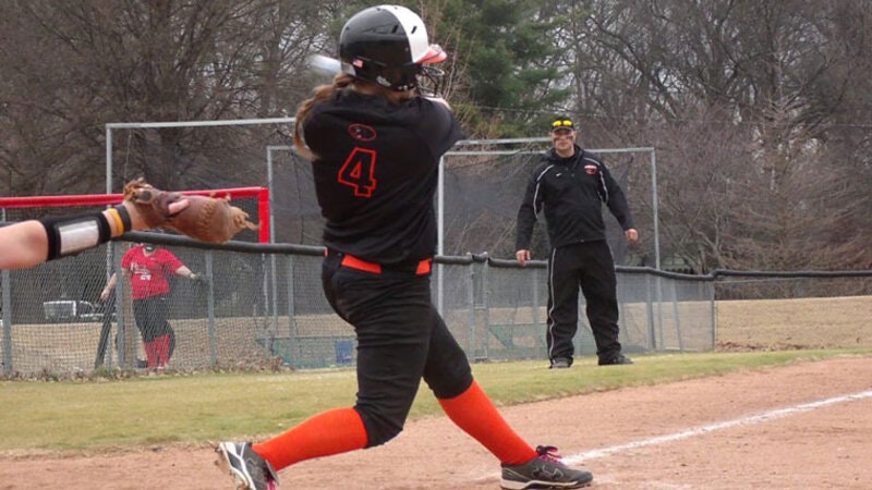 softball-drops-doubleheader-to-st-thomas-and-loras